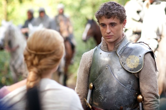 Elizabeth Woodville ed Edoardo IV (Rebecca Ferguson e Max Irons), 