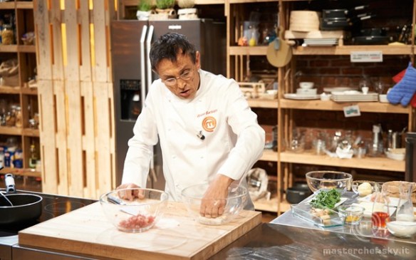 Barbieri fa lo spaccone gareggiando contro i concorrenti