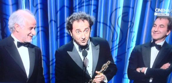 Paolo Sorrentino e Toni Servillo ritirano l'Oscar per il miglior film straniero