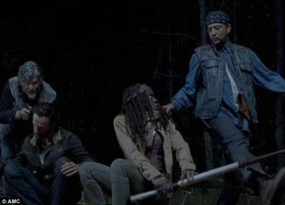 Rick e Michonne sorpresi dal gruppo di Joe
