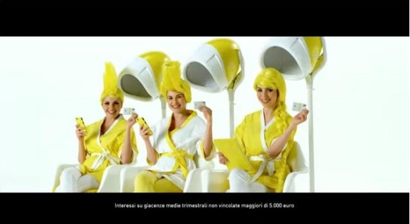 L tre grazie mostrano il bancomat "