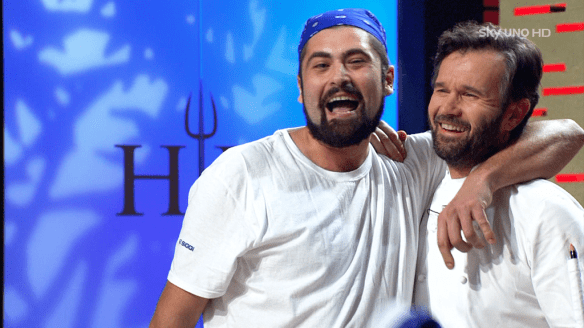 Tommaso abbraccia Cracco, che si dimentica il su ruolo da duro e sorride