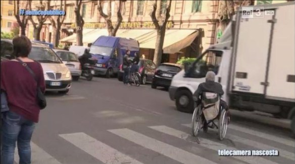Nemico Pubblico: il nonno abbandonato per strada