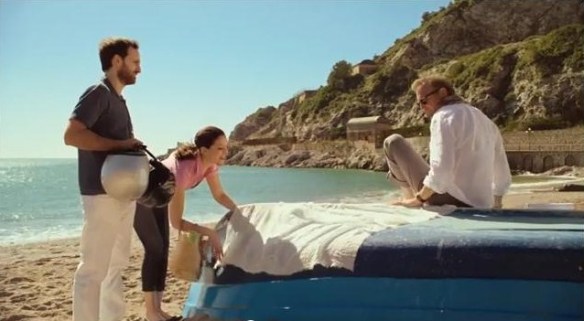 Costner assaltato dai paesani e costretto a mangiare cibo in scatola