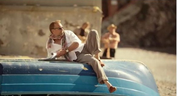 Kevin Kostner si rilassa sulla spiaggia