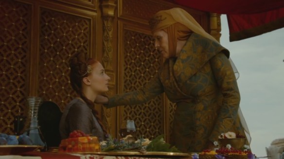 Olenna prende il veleno dalla collana di Sansa