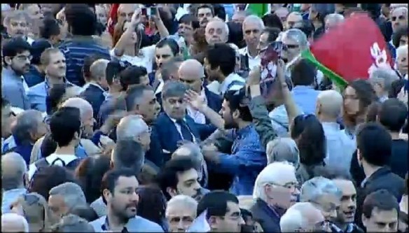 Tafferugli al comizio di Renzi