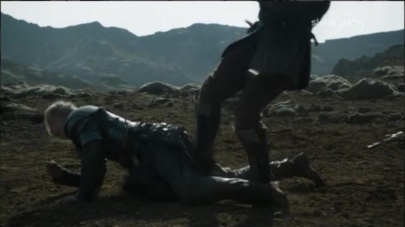 Il Mastino colpisce Brienne sulle parti intime