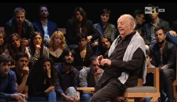 A 88 anni Fo, ogni tanto, si siede mentre recita