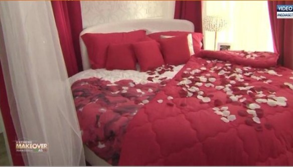 La sobria camera da letto dei signori Maini