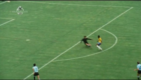 Pelè lascia passare la palla alle spalle