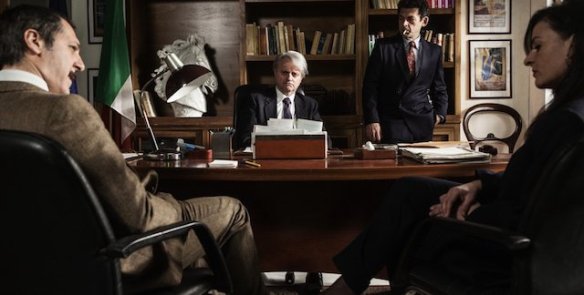 Nllo studio dl Procuratore Caselli giunge la notizia che il covo di Riina è incustodito