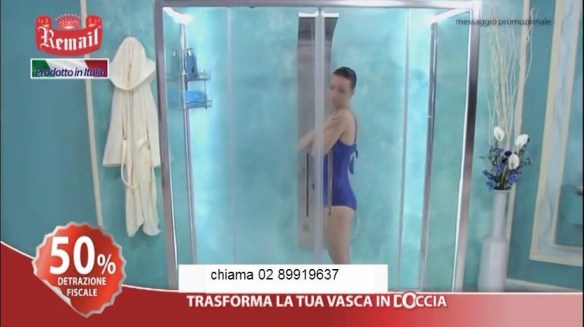 La ragazza in doccia rigorosamente in bikini