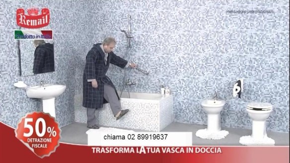 Il povero anziano non riesce ad entrare nella vasca. E meno male, visto che è ancora vestito!