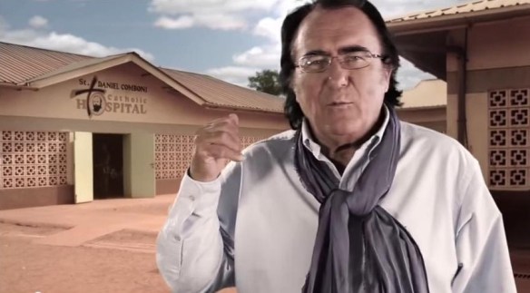 Albano (fintamente) davanti all'ospedale