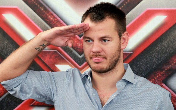 Alessandro Cattelan ha saputo dll'iniziatva di Se Telecomando e si prepara facendo il saluto militare