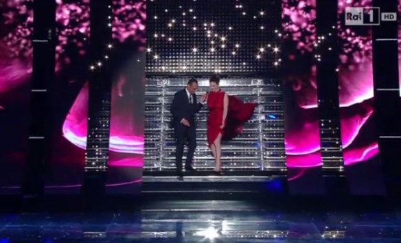 Arisa  sulla scalinata di Sanremo