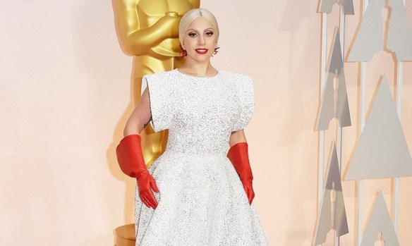 Lady Gaga si apprsta a lavare i piatti dpo la crimonia