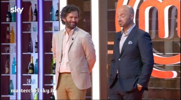 Bastianich offeso dalle parole di Barbieri sul tacchino, mentre Cracco gli ride in faccia