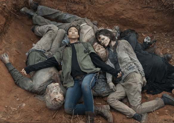 Sasha schaccia un pisolino tra i cadaveri