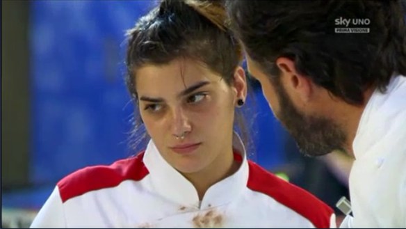 Chiara guarda altrve,fo4rs pr trattenere la risata