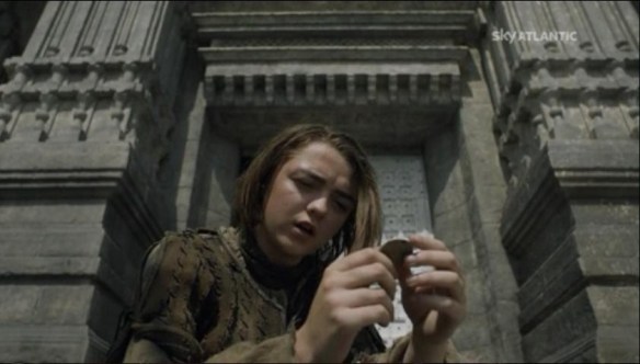 Arya fuori dalla Casa del Bianco  del Nero