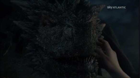 Daenerys accarezza Drogon