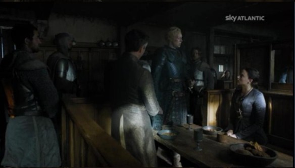 Brianne con Lord Baelish e Sansa