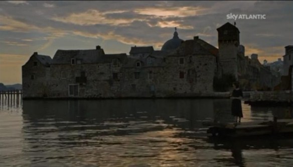 Arya rinuncia a tutti i suoi averi