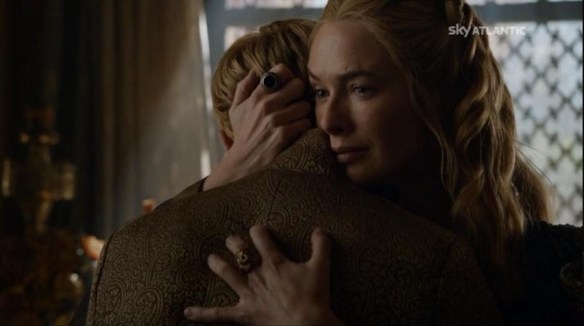 Cersei riesce a mentire, sembrando sincera, perfino al figlio