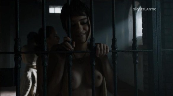 L'attrice italiana Rosabell Laurenti Sellers (Tyene Sand) mostra un topless da Louvre